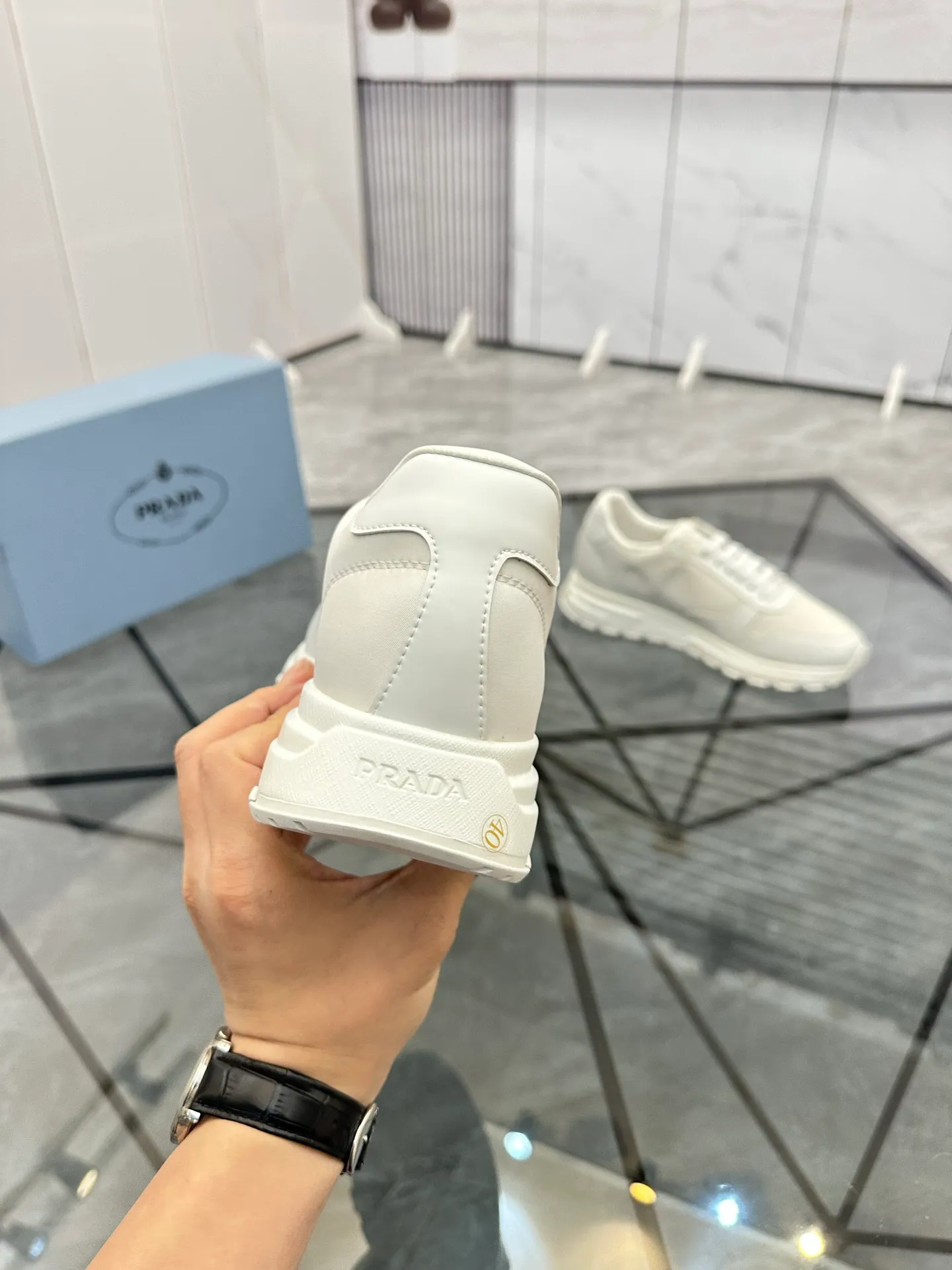 Men's shoes: 💰P440¥ Product trademark: Prada *"Prada*" low-top casual shoes Regular size: 38-44 (can be customized to 45.46) Product materials: imported cowhide upper, sheepskin lining, original outsole. Number: 835